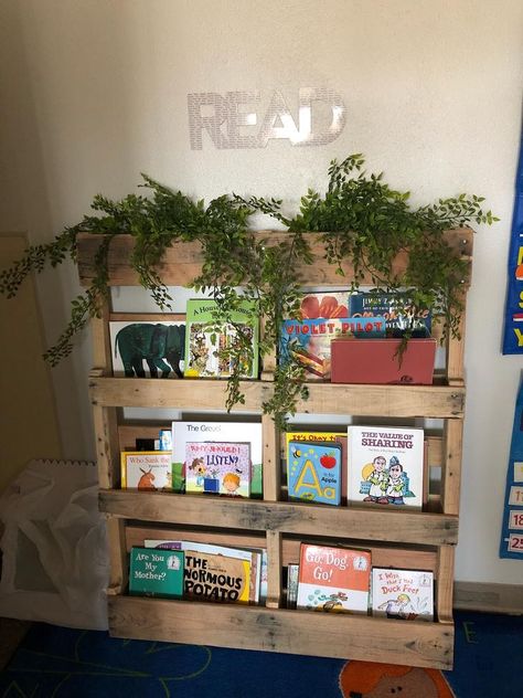 Pallet bookshelf for the wife's kindergarten classroom Reading Corner Classroom, Reggio Emilia Classroom, Reception Classroom, Pallet Bookshelf, Reggio Inspired Classrooms, Reggio Classroom, Eyfs Classroom, Early Years Classroom, Preschool Rooms