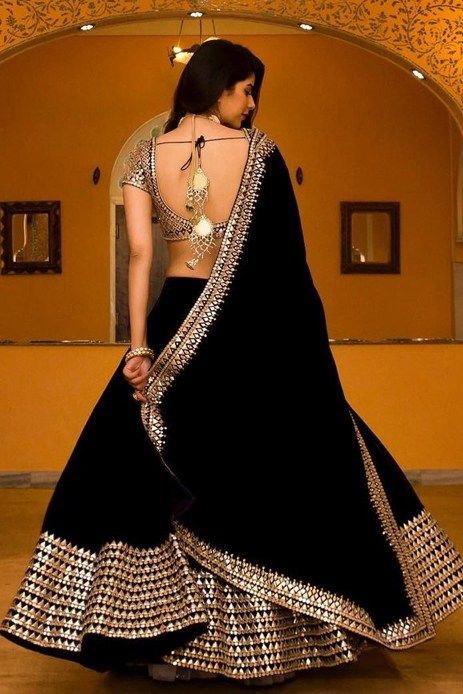 Black And Gold Lehenga, Orang India, डिजाइनर कपड़े, Gold Lehenga, Pengantin India, Indian Outfits Lehenga, Lehnga Dress, Gaun Fashion, Indian Party Wear