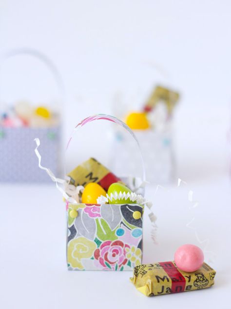 teeny printable easter baskets! cute little last minute project. Easy Paper Easter Baskets, Easter Basket Paper Craft, Diy Tiny Basket, Origami Bunny Basket, Diy Miniature Basket, Spring Baskets, Mini Easter Basket, Diy Entertainment, Spring Basket