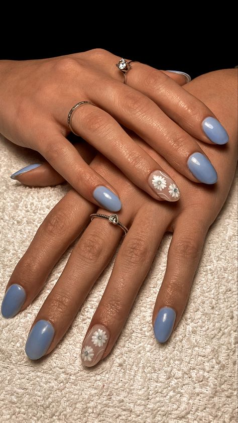 Unghie. Unghie a mandorla. Gel nails. Unghie lunghe. Unghie azzurre. Light blue nails. Fiori. Margherite. Flowers decor. Trend nails. New nails. Nails of the day. Summer nails. Unghie estive. Unghie primaverili. Spring nails . Manicure. Nail art Lightbluenails Design, Dusty Blue Nail Art, Dusty Blue Nail Designs, Light Blue Flower Nails, Light Blue Nails With Flowers, Dusty Blue Nails Acrylic, Light Blue Gel Nails, Blue Bridal Nails, Blue Flower Nail Designs