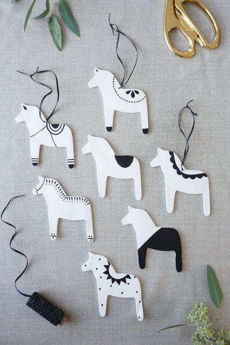 Niedlicher skandinavischer Weihnachtsbaumschmuck Horse Ornaments Diy, Hygge Diy, Diy Keramik, Clay Christmas Decorations, Swedish Christmas, Horse Ornaments, Dala Horse, Navidad Diy, Nordic Christmas