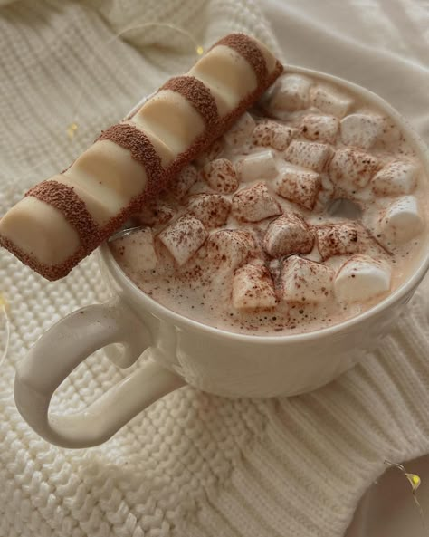 Winter Hot Chocolate Aesthetic, Hot Chocolate Aesthetic, Winter Hot Chocolate, Chocolate Aesthetic, Drinking Hot Chocolate, Christmas Dreaming, Food O, Winter Drinks, Winter Vibes