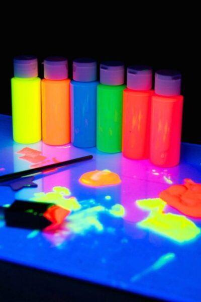 Glow Paint Party, Neon Sweet 16, Glow In Dark Paint, Glow In The Dark Birthday, Glow Party Ideas, Dark Birthday, 13th Birthday Ideas, Glow Stick Party, Glow In Dark Party