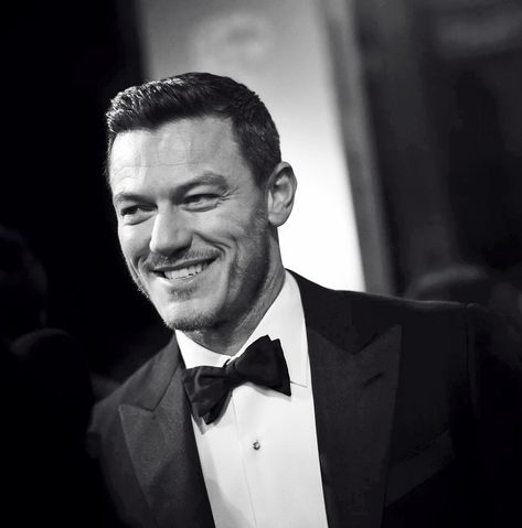 Mens Formal Wear, Luke Evans, Mens Fashion Suits, Business Casual Men, Man Alive, Blog Photo, Celebrities Male, Message Me, Haircuts For Men