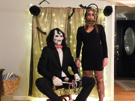 Jigsaw snd victim Saw Man, Halloween Couple, Jig Saw, Couple Halloween, Couples Costumes, Mens Costumes, Costume Ideas, Halloween Party, Halloween