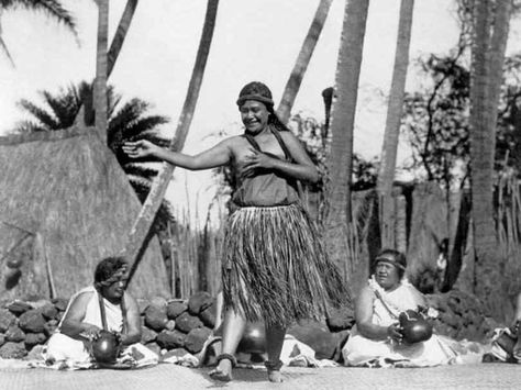 Native Hawaiian Models | 1924 - a native Hawaiian dancer performs while other women keep rhythm ... Photos Of Hawaii, Hawaiian Woman, Hawaiian History, Hawaii Hula, Hawaiian Dancers, Hawaii Pictures, Indigenous Peoples Day, Hula Dancers, Hawaiian Culture