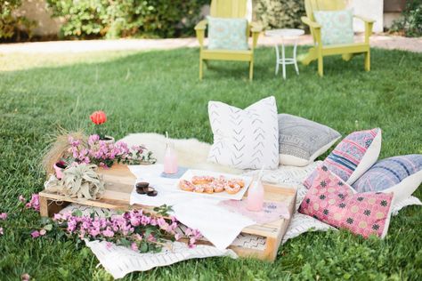 Beijos Daddy Daughter Picnics Mommy Daughter Picnic Ideas, Mother Daughter Picnic Ideas, Activity Day Girls, Park Ideas, Picnic Ideas, Girl Scout Ideas, Scout Ideas, Pink Donuts, Mommy Daughter