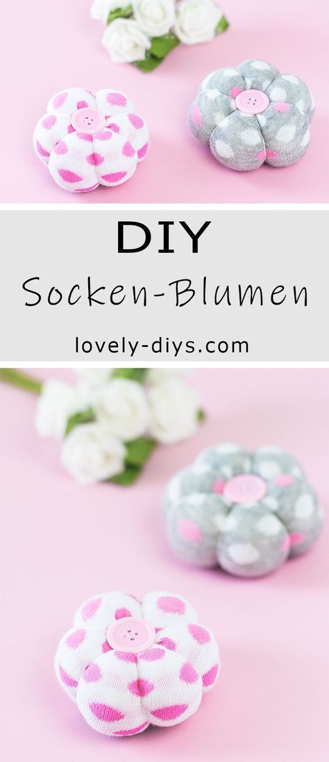 DIY Deko Blumen aus Socken basteln. Die Blumen sehen nicht nur toll aus, sie sind auch ganz einfach selber zu machen und eine schöne Upcycling Idee für (einzelne) Socken! Coole Deko Idee im Frühling und auch toll zum Verschenken. #diy #deko #basteln #blumen #frühling Diy Crafts Vases, Cheap Halloween Diy, Cheap Diy Halloween Decorations, Upcycled Furniture Diy, Diy Socks, Halloween Crafts Decorations, Diy Vase, Upcycled Crafts, Fall Decor Diy