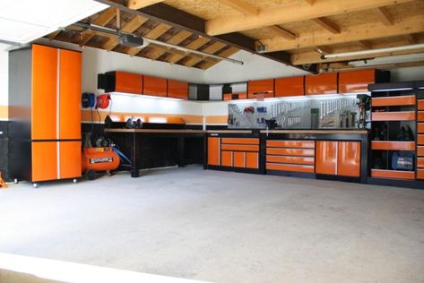 le garage de mon papa Modern Car Garage, Zigarren Lounges, Organized Garage, Garage Organisation, Workshop Layout, Cool Garages, Ultimate Garage, Garage Remodel, Mechanic Garage