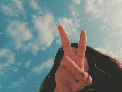 Peace Sign Aesthetic, Sign Aesthetic, Peace Sign Hand, Slow Motion, Peace Sign, Peace Gesture, Okay Gesture, Motion, Art Inspiration