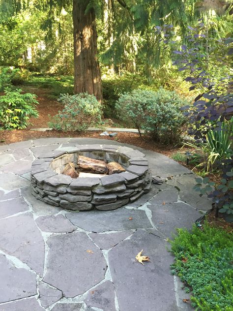 Unique Fire Pit Ideas, Fire Pit Ideas Outdoor, Patio Fire Pit Ideas, Outdoor Fire Pit Ideas, Backyard Firepit Area, Fire Pit Video, Outside Fire Pits, Slate Patio, Fire Pit Materials