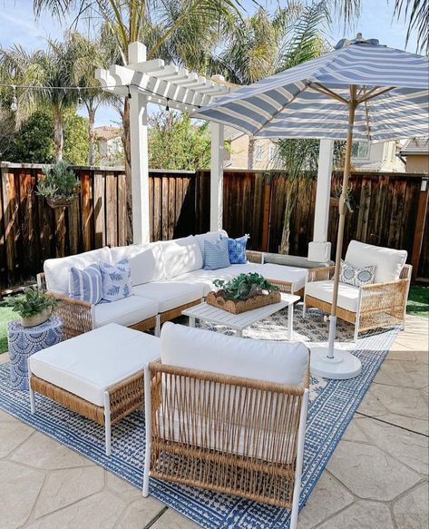 I love this blue hues backyard design! Reminds me of greece mixed with the coast Greece Outdoor Patio, Coastal Patio Design Ideas, Coastal House Backyard, Greece Inspired Backyard, Greece Backyard, Coastal Backyard Ideas, Hampton Backyard, Coastal Terrace, Outdoor Ideas Patio