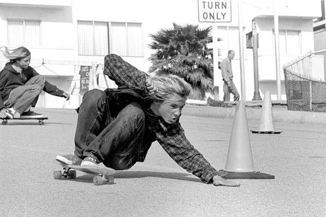 Jay Adams was a wild and aggressive freestyle and vert skater raised in Venice Beach that influenced a generation of riders. This is his life story. Guy Skateboarding, Skater Guy, Tony Alva, Stacy Peralta, Jay Adams, Lords Of Dogtown, Skate Photography, Old School Skateboards, Skate Photos