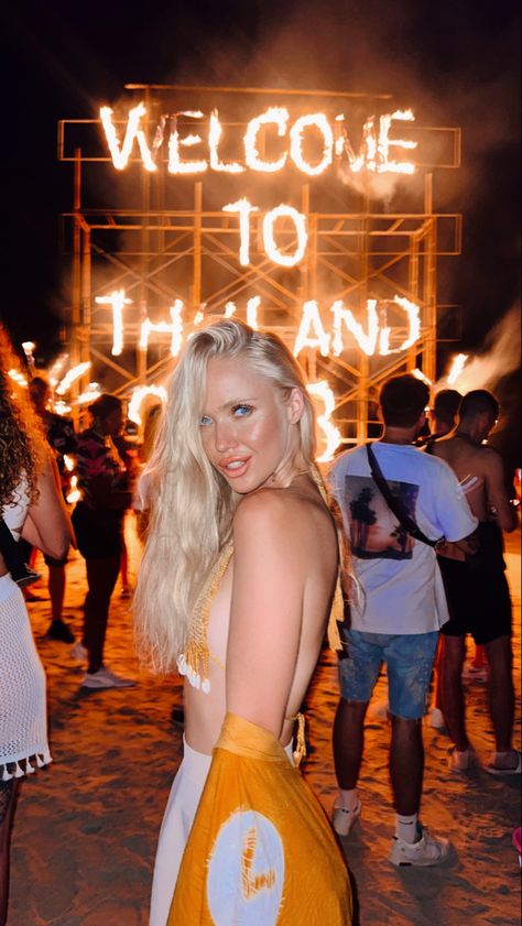 Full Moon Party, Koh Pha-ngan 🇹🇭 Full Moon Party Thailand, Moon Party Ideas, Full Moon Party, Thailand Photos, Moon Party, Trendy Bar, Chic Lounge, Koh Phangan, Party Photos