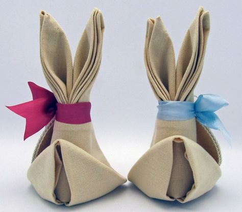 une famille de lapins de Pâques en serviettes- tuto clair Easter Napkin Folding, Easter Party Table, Bunny Napkin Fold, Easy Napkin Folding, Easter Napkins, Bunny Napkins, Easter Clipart, Wallpaper Tumblr, Napkin Folding