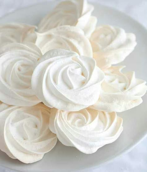 Meringue w/ Floral Piping Basic Meringue Recipe, Meringues Recipe, Meringue Recipe, Tiramisu Recipe, Meringue Cookies, Simple Rose, White Plate, Egg Whites, Sweets Treats