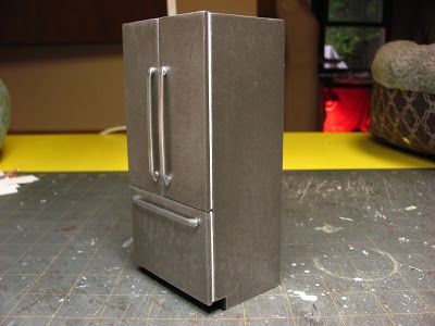 1 INCH SCALE CONTEMPORARY STAINLESS REFRIGERATOR TUTORIAL - How to make a 1 inch scale refrigerator from mat board. Diy Miniature Dollhouse Fridge, Modern Fridge, Diy Minatures, Cabinet Dollhouse, Dollhouse Furniture Tutorials, Dollhouse Tutorials, Dollhouse Miniature Tutorials, Doll Furniture Diy, Miniature Tutorials