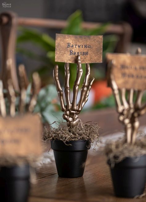 Halloween Wedding Name Cards, Halloween Name Place Cards, Halloween Place Cards, Witches Brunch, Diy Vintage Halloween, Free Printable Place Cards, Place Cards Diy, Halloween Garlands, Hand Holding Card