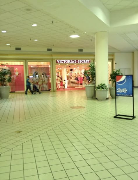 90s Nostalgia Aesthetic Room, 2000s Liminal Spaces, Gen Z Nostalgia Aesthetic, 2008 Nostalgia, Late 2000s Nostalgia, Liminal Nostalgia, 2000s Mall, Dead Malls, Childhood Aesthetic