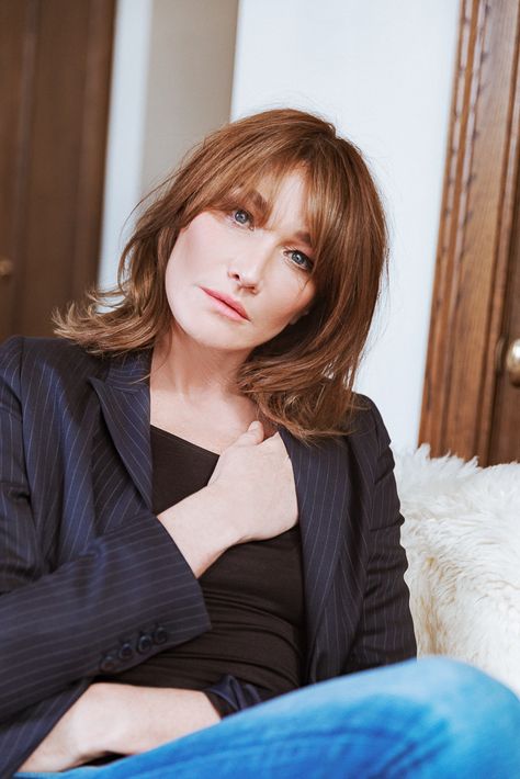 Carla Bruni Hair, French Makeup Products, French Women Makeup, French Girl Makeup Look, Parisian Makeup, French First Lady, Sheer Lip Color, French Makeup, Caudalie Beauty Elixir