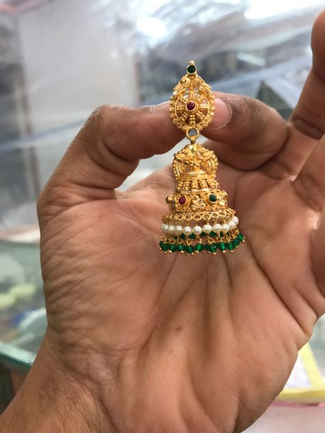 Gold Earrings Outfit, Gold Jumkas, Tanishq Jewellery, Pretty Gold Necklaces, Gold Jhumkas, Antique Gold Earrings, Simple Gold Earrings, Gold Temple Jewellery, Gold Jewels Design