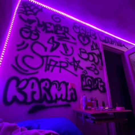 Purple Painted Room Ideas, Tiny Hangout Room Ideas, Spray Paint Designs On Wall, Room Wall Graffiti, Spray Paint Art On Wall, Room Inspo Graffiti, Graffiti Wall In Room, Grafiti Walls Bedrooms, Graffiti Walls Bedroom