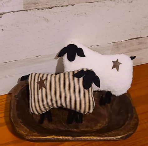 Felt Animal Ornaments, Fabric Sheep, Sheep Ornaments, Primitive Bowl Fillers, Mini Sheep, Crafts To Sale, Primitive Country Crafts, Felt Sheep, Primitive Sheep