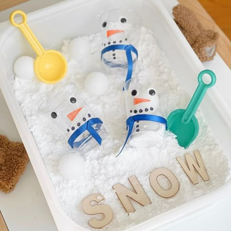 Baking Soda Snow Recipe, Winter Water Table Ideas, Snow Sensory Table, Reggio Christmas, Christmas Sensory Play, Baby Christmas Crafts, Nursery Christmas, Wanna Build A Snowman, Toddler Sensory Bins