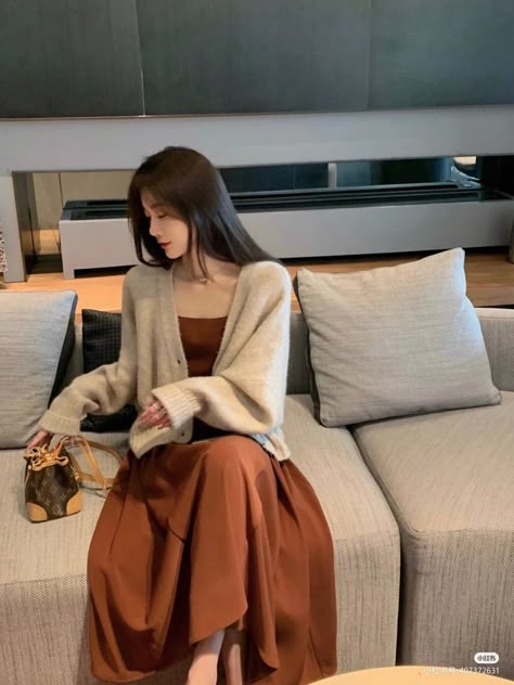 Less Is More Fashion, Neutral Feminine Outfit, Eloquent Outfits, Japanese Modest Fashion, Summer Outfits 2024 Fashion Trends Women Dress, Korean Elegant Outfit, Winter Dress Korean, Korean Modest Outfits, Modest Korean Fashion