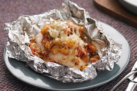 Foil-Pack Bruschetta Chicken Bake - My Food and Family Foil Pack Recipes, Chicken Bruschetta Bake, Foil Pack Dinners, Foil Packet Dinners, Wls Recipes, Foil Pack Meals, Foil Dinners, Foil Packet Meals, Bruschetta Chicken