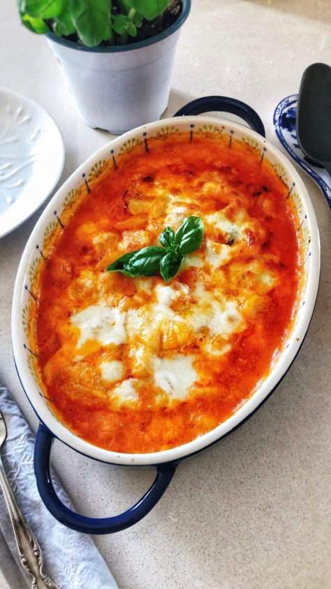 Baked Tomato Gnocchi, Tomato Gnocchi Bake, Baked Gnocchi With Ricotta, Gnocchi In Oven, Tomato Mozzarella Gnocchi, Gnocchi Oven Bake, Oven Gnocchi, Baked Gnocchi Recipes, Oven Baked Gnocchi