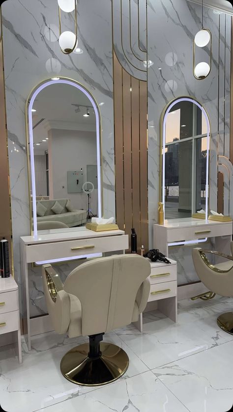 Big Salon Interiors, Saloon Wall Design, Unisex Salon Interior Design, Hair Salon Mirrors, Beauty Salon Decor Luxury, At Home Hair Salon, Black And Gold Salon, Luxury Salon Interior Design, Hairdressing Salon Ideas