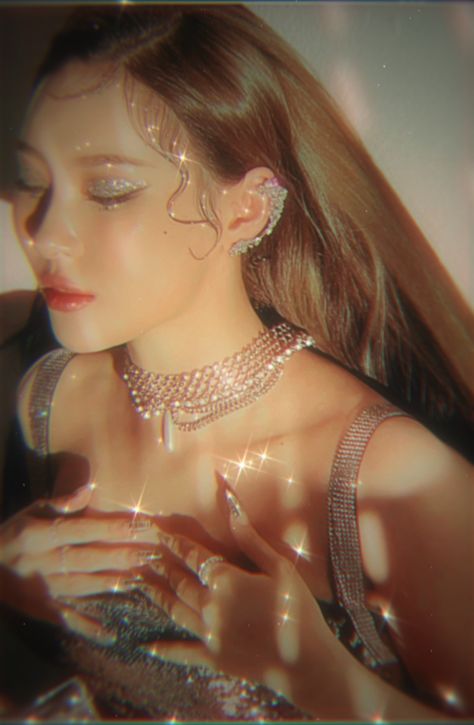 Sunmi Kpop Sparkle Aesthetic, Kpop Glitter Aesthetic, Glitter Editorial Photography, Sparkle Photoshoot Photo Ideas, Light And Dark Photoshoot, Kpop Glitter Outfit, Y2k Ethereal Aesthetic, Gold Glitter Photoshoot, Y2k Glitter Outfit