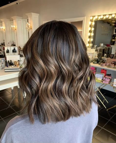 Lob With Lots Of Layers, Partial Foil Highlights Brunette Short Hair, Medium Brown Hair Dimension, Carmel Balayage Black Hair, Hair For Brunettes Winter, Highlights For Short Hair Brown, Bayalage Highlights On Brown Hair, Dark Brown Hair With Partial Caramel Highlights, Shoulder Hair Balayage