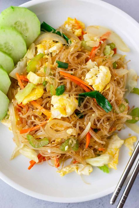 Pad Woon Sen- Thai glass noodle stir fry with egg and vegetables. ThaiCaliente.com Egg Fried Noodles Stir Fry, Stir Fry Lo Mein, Dietary Recipes, Pad Woon Sen, Glass Noodle Stir Fry, 1 Pan Dinner, Noddle Recipes, Clear Noodles, Glass Noodles Recipe