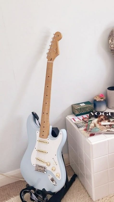 Pretty Guitars Electric, Gitar Vintage, Blue Electric Guitar, Electric Guitar Design, Guitar Obsession, Fender Electric Guitar, Cool Electric Guitars, Guitar Art, Guitar Hero