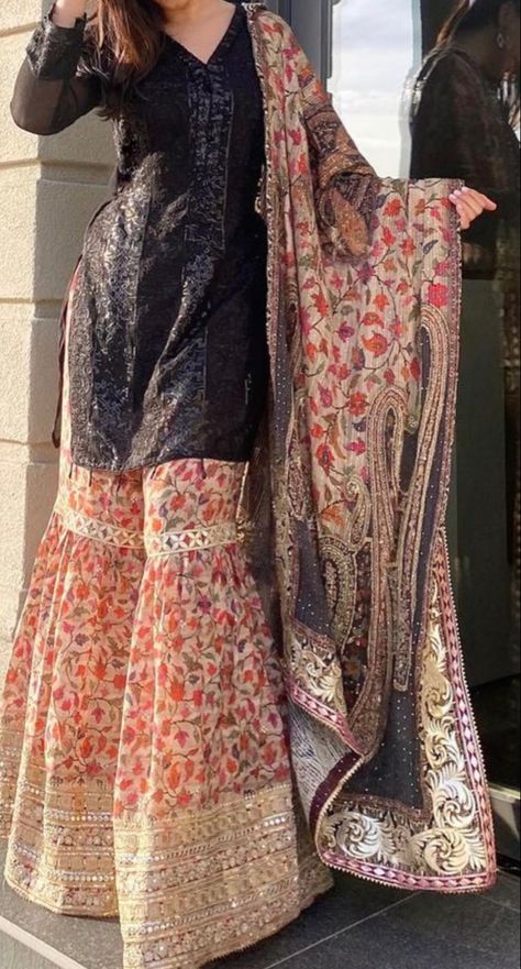 Aesthetic Gharara Outfits, Desi Eid Outfits, Casual Gharara, Desi Outfits Aesthetic, Aesthetic Traditional Outfits, Pakistani Bride Dress, Desi Wedding Outfits, Desi Clothes Aesthetic, Eid Dress Designs Ideas