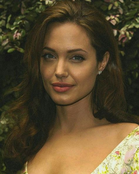 Angelina Jolie 90s, Red Tv, Vintage Photography Women, Brad Pitt And Angelina Jolie, Angelina Jolie Photos, Lara Croft, Beautiful Picture, Angelina Jolie, Pretty Woman