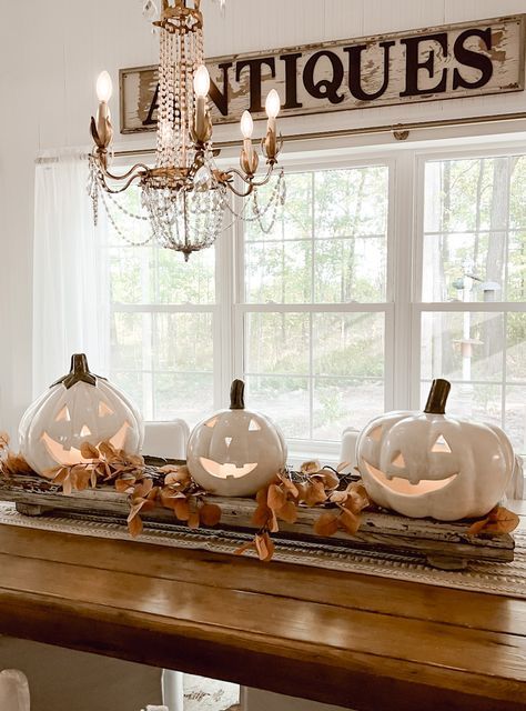 White Jack O Lantern Decor, Fall Stems, Halloween Decor Diy, Halloween Tablescape, Farmhouse Halloween, Fall Decor Inspiration, Elegant Halloween, Halloween Tattoo, Halloween Autumn