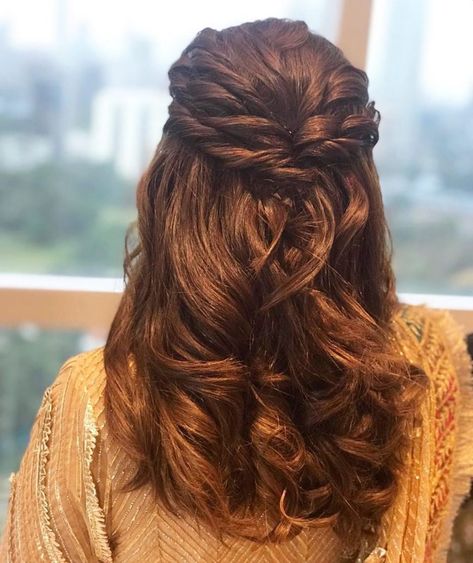 Easy And Trending Hairstyles For Sister Of The Bride! #shaadiwish #indianwedding #hairstyle #hairstyleideas #hairdo #softwavyhairstyle #monthlytrends #septembertrends Hairstyles For Shadi Function, Open Hairstyles For Party Simple, Party Hairstyles For Girls, Sister Of The Bride, Texture Hair, Hair Pics, Bridal Bun, Traditional Hairstyle, Easy Hairdos