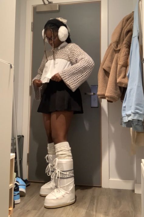 Grey Moon Boots Outfit, Puffy Boots Outfit, Moon Boots With Skirt, Outfit With Moon Boots, Outfits With Moon Boots, White Moon Boots Outfit, Moon Boot Outfits, Black Moon Boots Outfit, Moon Boots Outfit Style