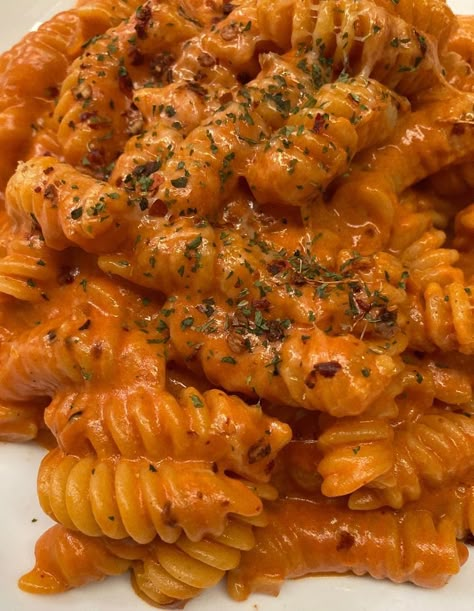 Pasta Vodka, Gigi Hadid Pasta, Spicy Vodka Pasta, Vodka Pasta, Dessert Easy, Pasta Pasta, Yummy Comfort Food, Recipes Dessert, Food Recepie