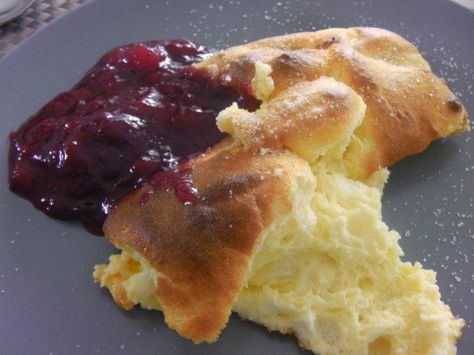 Das perfekte Süß-luftiger Topfenschmarrn mit beschwipstem Zwetschenkompott-Rezept mit einfacher Schritt-für-Schritt-Anleitung: Die angegebene Menge… Plum Compote Recipes, Plum Compote, Compote Recipe, Different Cakes, Facebook Comments, Vanilla Sugar, Vermouth, Sweet Stuff, Egg Whites