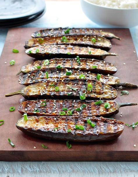 Melt-in-your-mouth eggplant with an incredible caramelised miso glazed. Bbq Eggplant, Nasu Dengaku, Glazed Eggplant, Miso Eggplant, Japanese Eggplant, Smoothies Vegan, Miso Glaze, Vegan Grilling, Mapo Tofu