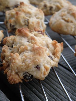 Rock Cakes (cookies) ~ a recipe from the World War II era, when food staples were often rationed or in scarce supply Historic Recipes, Survival Recipes, Wartime Recipes, Rock Cakes, Rock Cake, Food History, British Food, Retro Recipes, Old Recipes