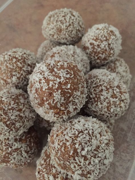 milo balls 250grams milk arrowroot biscuits (crushed) 395grams sweetened condensed milk 4 tablespoons milo desiccated coconut for rolling Fruit Smoothies Recipes, Milo Recipe, Freezable Cookies, Cake Stall, Party Snacks Easy, Love Milo, Easy Sweets, Birthday Party Snacks, Smoothies Recipes