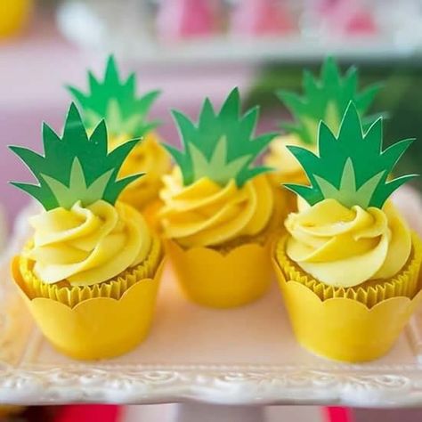 Cupcake de Abacaxi Decorado | Como fazer em casa Pineapple Decorations, Tropisk Fest, Birthday Flamingo, Pineapple Birthday Party, Spongebob Birthday Party, Tropical Birthday Party, Pineapple Birthday, Aloha Party, Spongebob Party