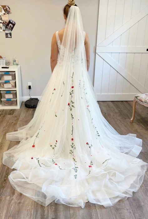 Colorful Bridal Veil, Floral Embroidered Wedding Veil, Embroidered Veil Floral, Diy Embroidered Veil, Colourful Veil, Unique Veils Wedding, Non Traditional Wedding Dress Colors, Floral Wedding Dress Colored, Cottagecore Wedding Dresses