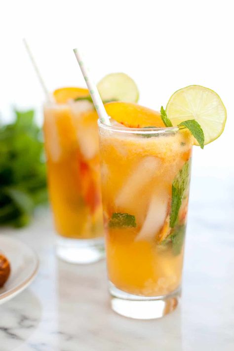 Ginger Peach Mojito Mocktail - Snixy Kitchen Peach Mojito, Vintage Christmas Recipes, Summer Mocktail Recipes, Ginger Mojito, Frozen Peach Bellini, Easy Mocktails, Easy Mocktail Recipes, Blueberry Mojito, Frozen Cocktail Recipes