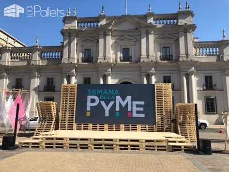 Wooden Stage Design, Bamboo Stage Design, Backyard Karaoke, Pallet Stage, Pallet Buster, Cafe Idea, Wooden Pallet Crafts, Repurpose Pallets, Pallet Wall Decor